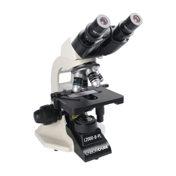 Microscópio Binocular Plano Biológico Planacromáticas L2000 em uso laboratorial