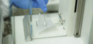 Banner de blog com profissional de laboratório aprimorando a qualidade de cortes histológicos