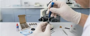 Técnico realizando manutenção preventiva em equipamento de laboratório de histologia